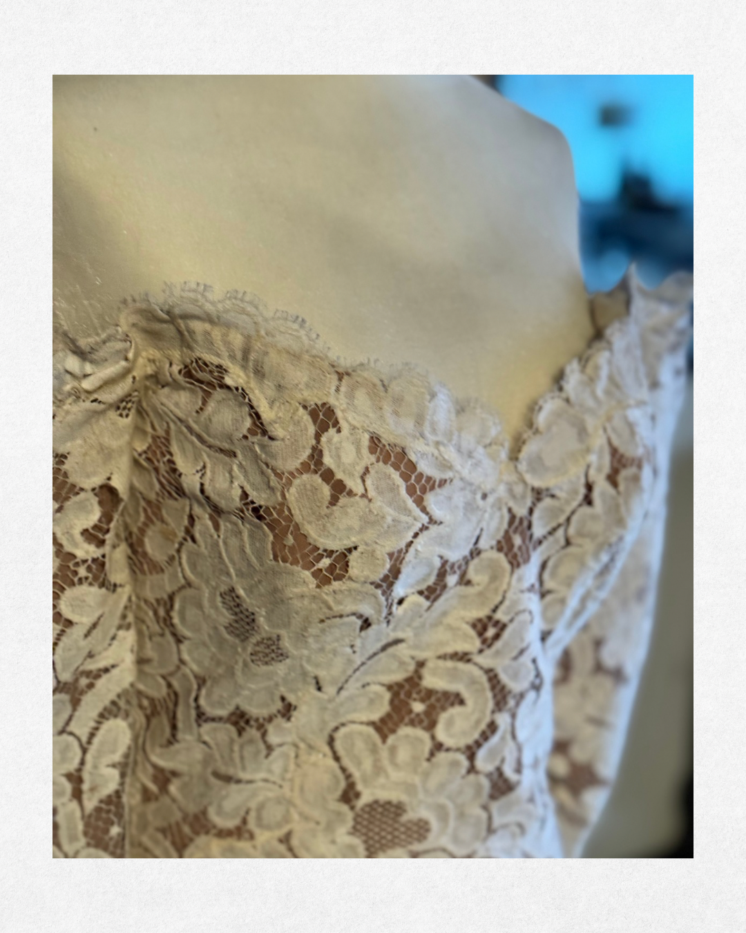 1980s Vintage Bob Mackie Ivory Lace Off-Shoulder Dress Size 8